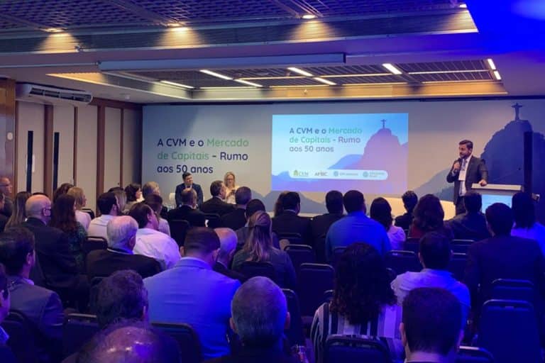 Foto: presidentes da CVM, AMEC e CFA Society Brazil na cerimônia de abertura do evento A CVM e o Mercado de Capitais - Rumo aos 50 anos e criptomoedas
