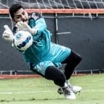 Goleiro do Santos em defesa durante treinamento, camisa com Binance estampada