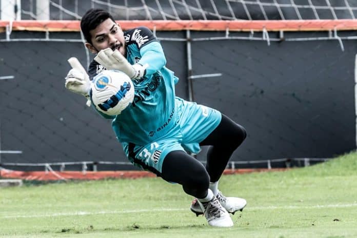 Goleiro do Santos em defesa durante treinamento, camisa com Binance estampada