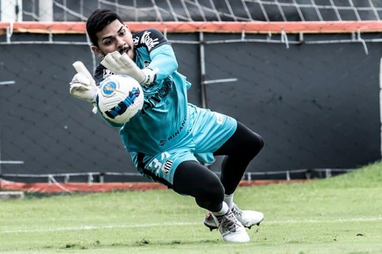 Goleiro do Santos em defesa durante treinamento, camisa com Binance estampada