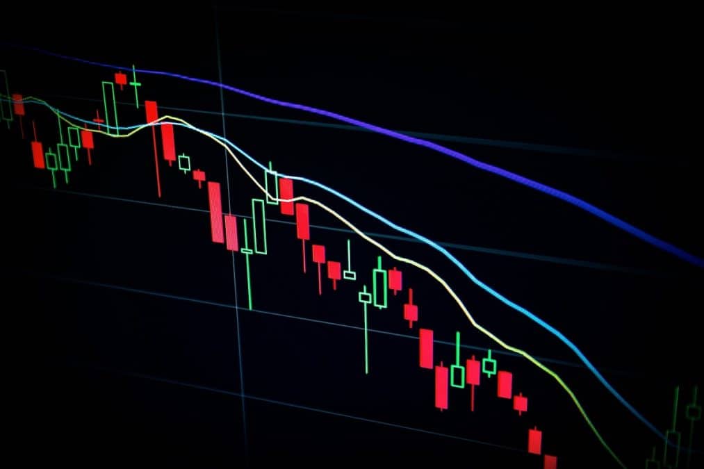 Gráfico de criptomoedas em queda Foto Maxim Hopman