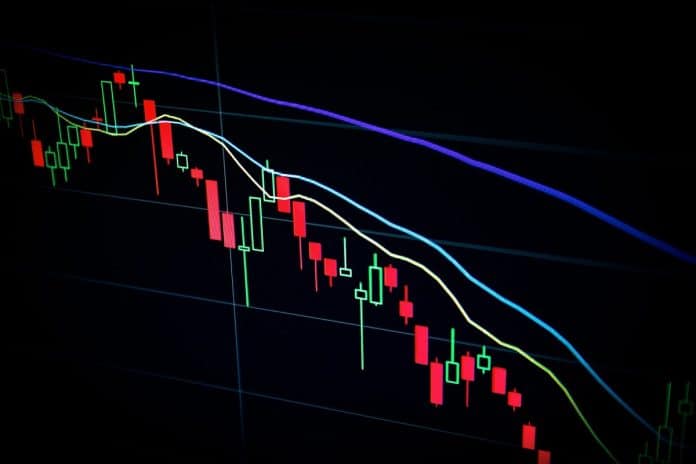 Gráfico de criptomoedas em queda Foto Maxim Hopman