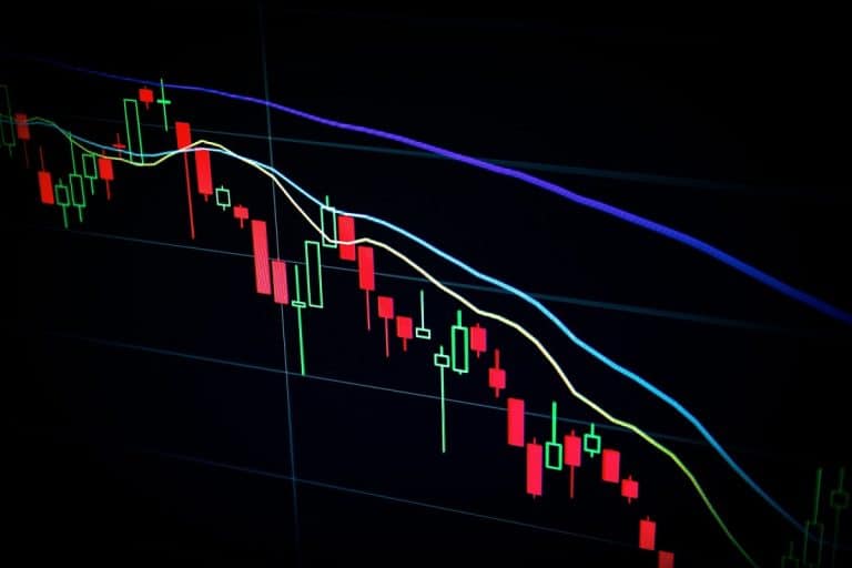 Gráfico de criptomoedas em queda Foto Maxim Hopman