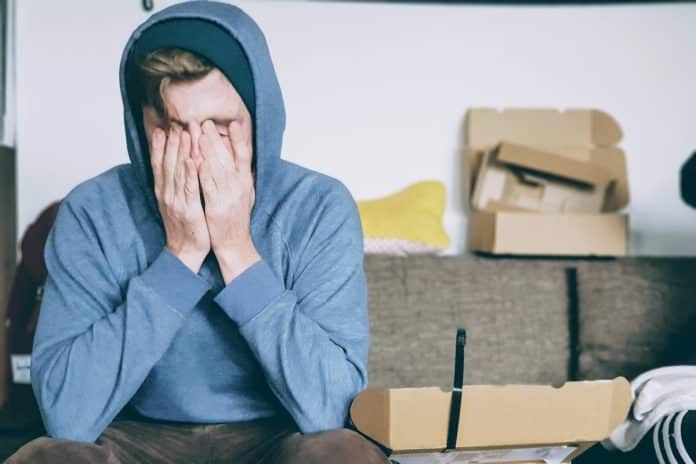 Homem triste em sofá