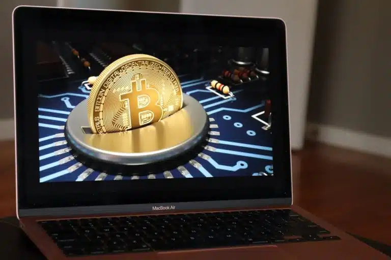 Imagem de um bitcoin no computador