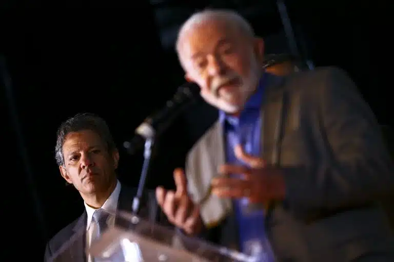 O futuro ministro da Fazenda, Fernando Haddad, e o presidente eleito, Luiz Inácio Lula da Silva, durante anúncio de ministros no CCBB Brasília.