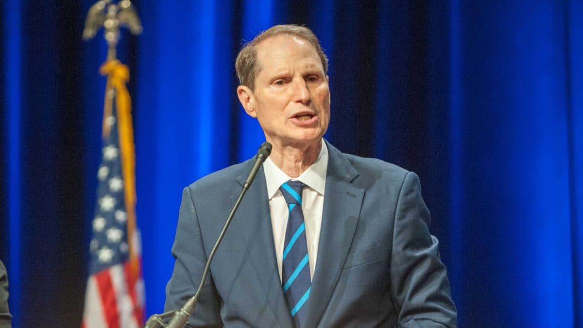 Ron Wyden, senador americano que enviou carta para corretoras.