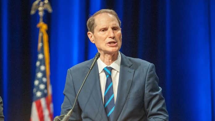 Ron Wyden, senador americano que enviou carta para corretoras.