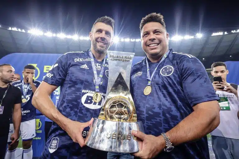Ronaldo Fenômeno segurando taça da Série B, conquistada pelo Cruzeiro em 2022 Foto Staff_Images