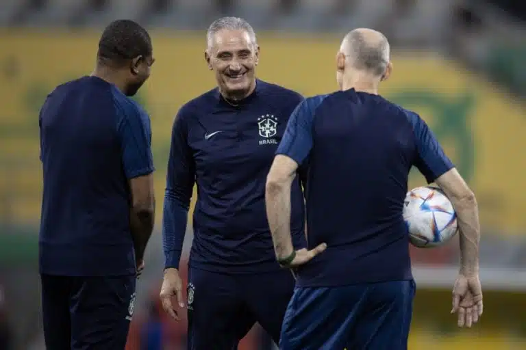 Tite sorrindo durante treino da Seleção Brasileira