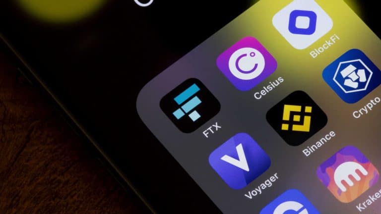 Aplicativos de corretoras em smartphone.