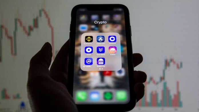 Aplicativos de corretoras de criptomoedas em smartphone.