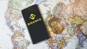 Binance, criptomoedas e mapa do mundo.