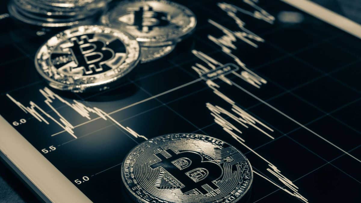 Bitcoin sobre gráfico de preços.