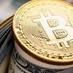Bitcoin sobre notas de dólar.