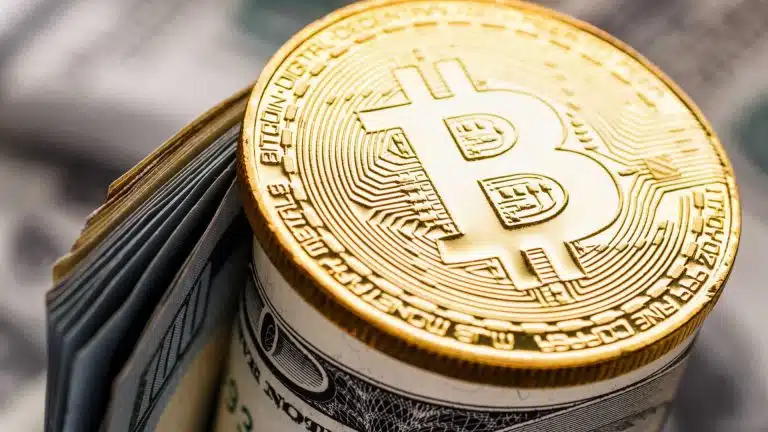 Bitcoin sobre notas de dólar.