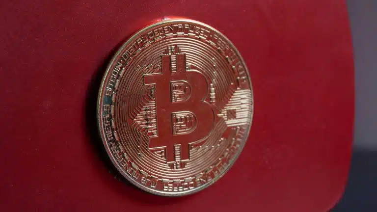 Moedas de Bitcoin sobre fundo vermelho.