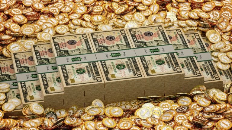 Criptomoedas e maços de dólares.