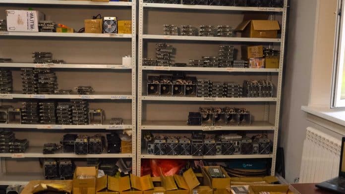 Equipamentos de mineração de Bitcoin desligados.