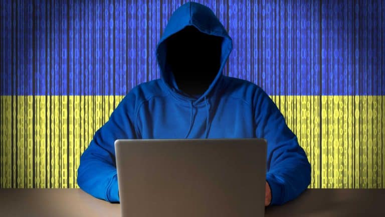 Hacker frente à bandeira da Ucrânia.