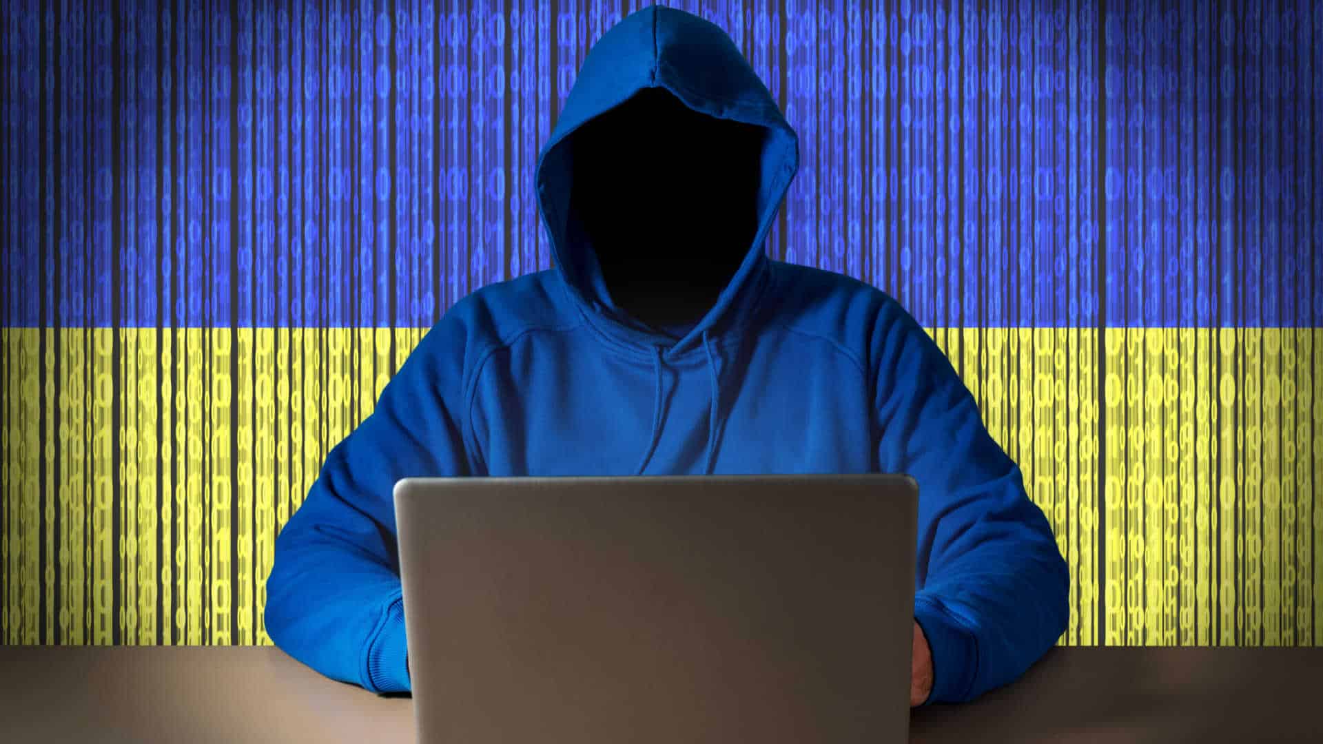 Hacker frente à bandeira da Ucrânia.