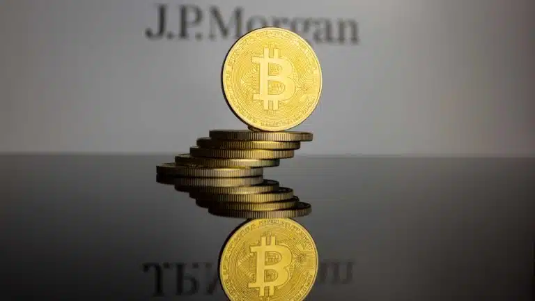 Moedas de bitcoin sobre logo do J.P. Morgan.