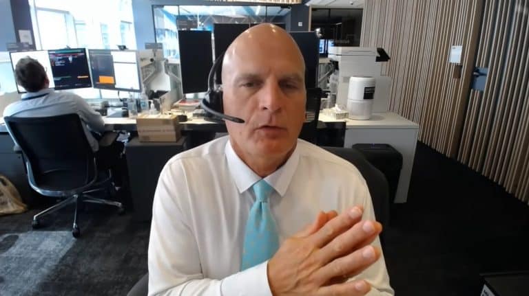 Mike McGlone da Bloomberg Intelligence em conversa com o canal Stansberry Research. Fonte: YouTube/Reprodução.