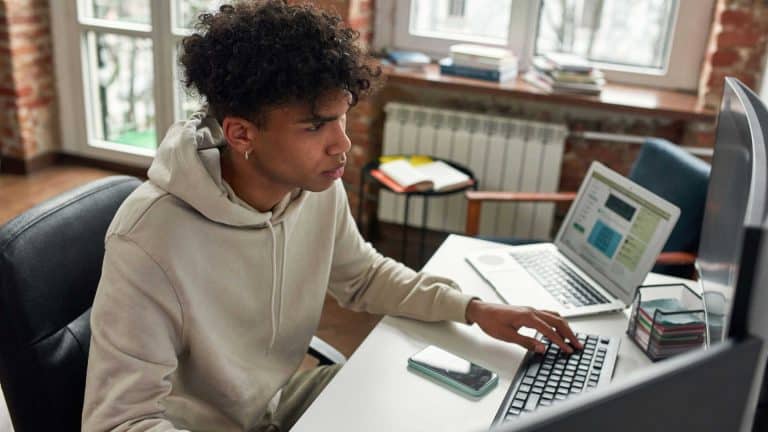 Jovem trabalhando em computador.