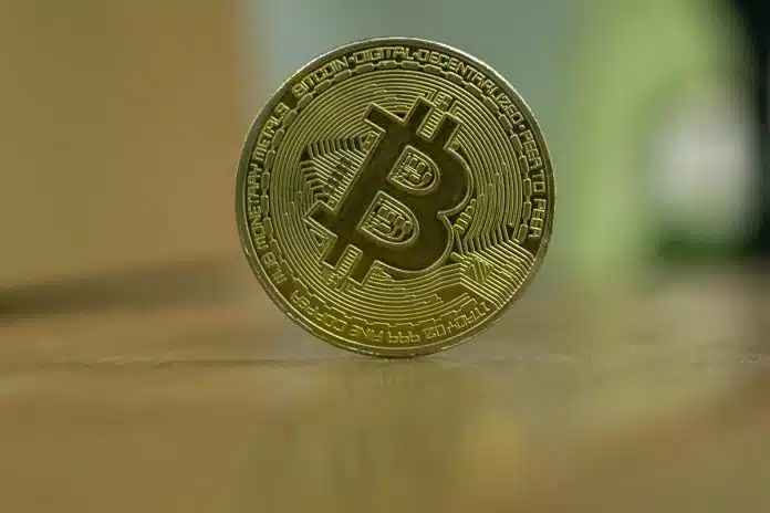 Bitcoin em análise sobre mesa