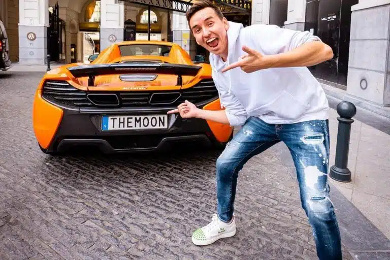 Carl The Moon próximo de veículo Bugatti influencer do bitcoin e criptomoedas