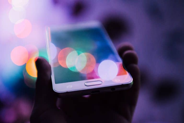 Celular desfocado com cores