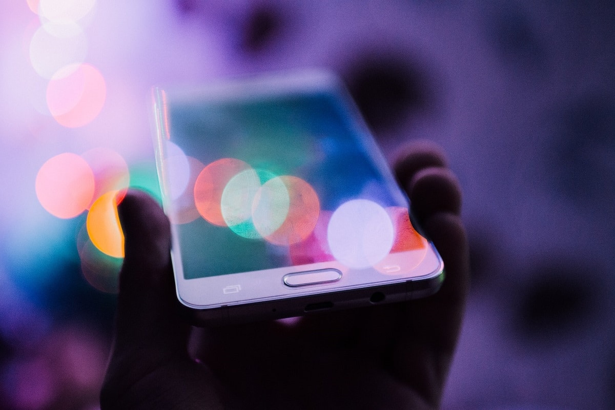 Celular desfocado com cores