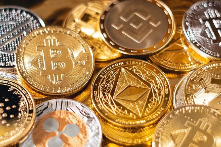 Criptomoedas simbólicas jogadas em mesa