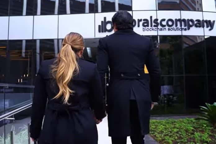 Fundador da Braiscompany e esposa entrando em sede da empresa