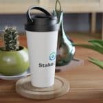 Garrafa de água com símbolo de corretora de criptomoedas StakeCube