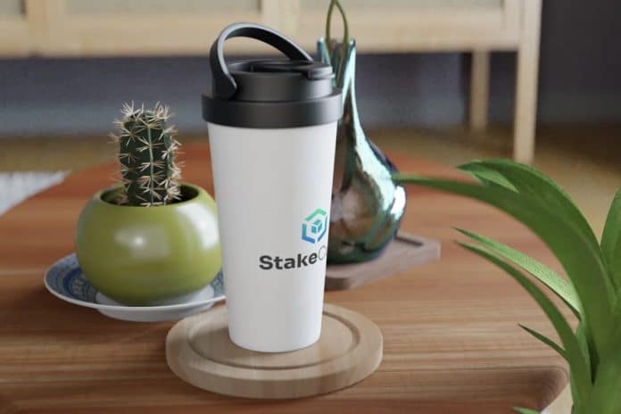 Garrafa de água com símbolo de corretora de criptomoedas StakeCube