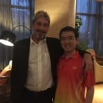 John McAfee ao lado de Jihan Wu, cofundador da Bitmain e bilionário chinês das criptomoedas