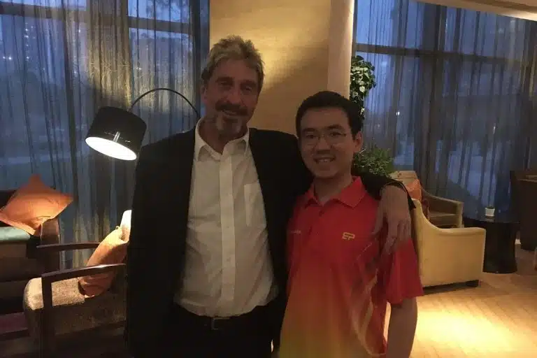 John McAfee ao lado de Jihan Wu, cofundador da Bitmain e bilionário chinês das criptomoedas