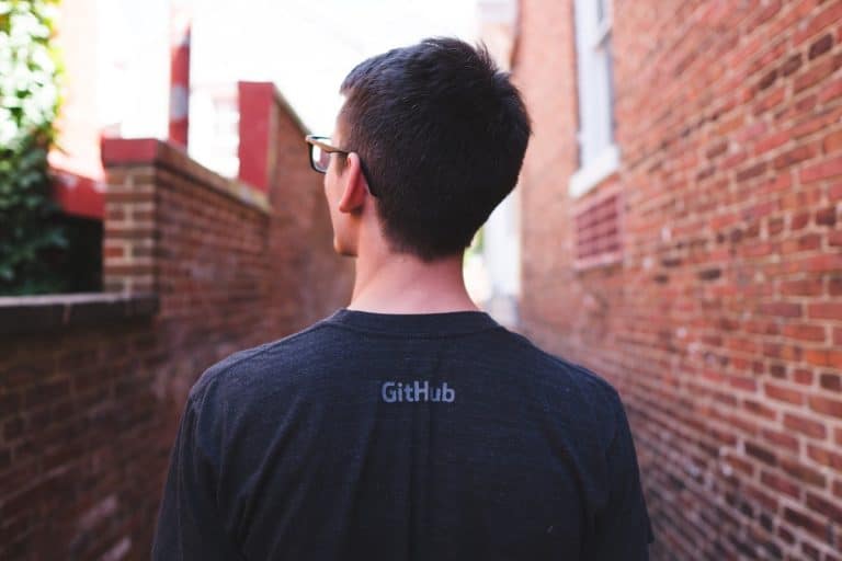 Jovem com camisa do Github