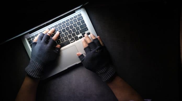 Luvas de hacker em invasão cibernética