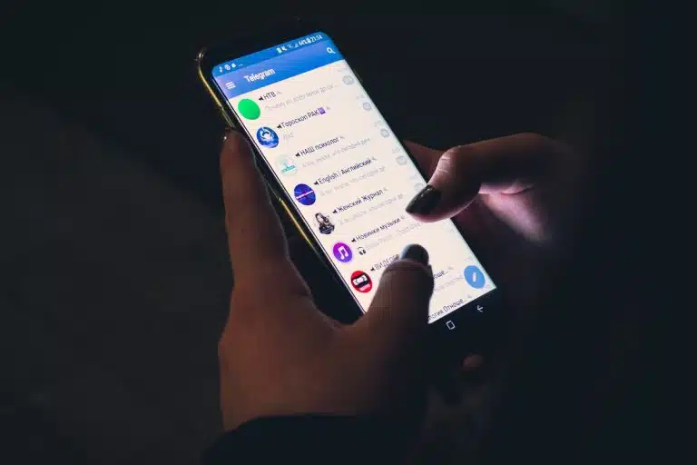 Pessoa acessando aplicativo do Telegram de mensagens, blockchain e criptomoedas