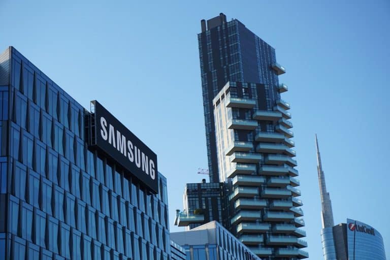 Prédio com a imagem da Samsung