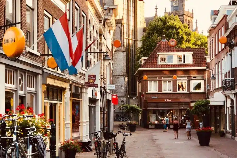 Prédios na Holanda com a bandeira do país