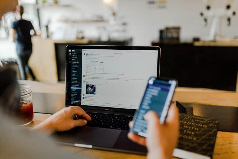 Reunião de equipe utilizando aplicativo Slack, aplicativo sob alerta