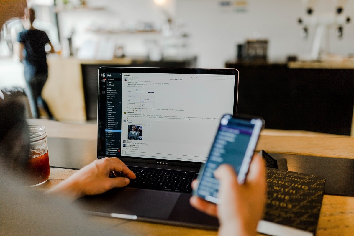 Reunião de equipe utilizando aplicativo Slack, aplicativo sob alerta