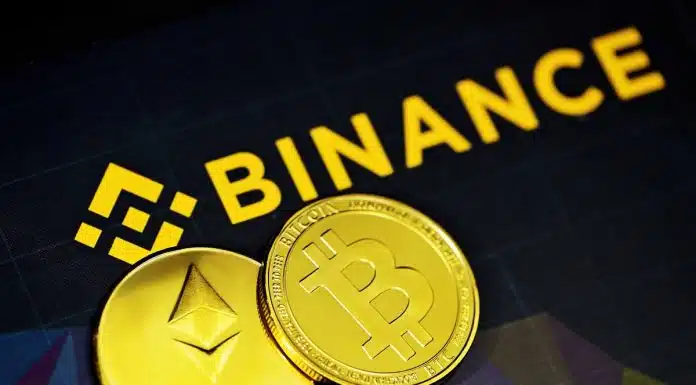 Símbolo da Binance próximo de bitcoin e ethereum