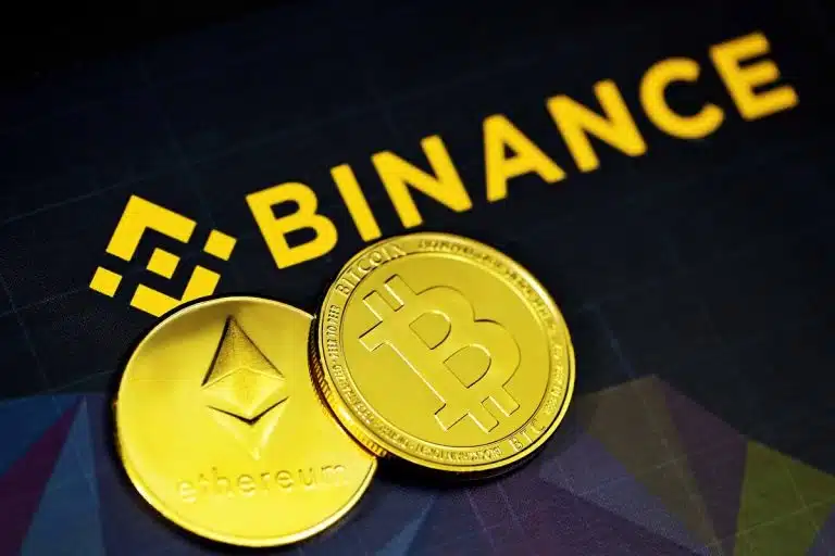 Símbolo da Binance próximo de bitcoin e ethereum