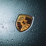 Símbolo de carro da Porsche molhado
