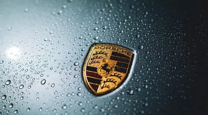 Símbolo de carro da Porsche molhado