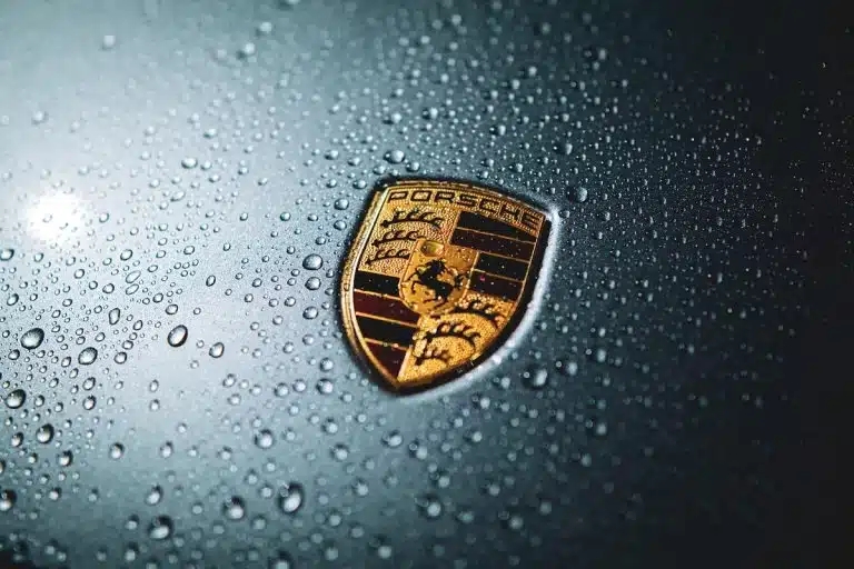 Símbolo de carro da Porsche molhado